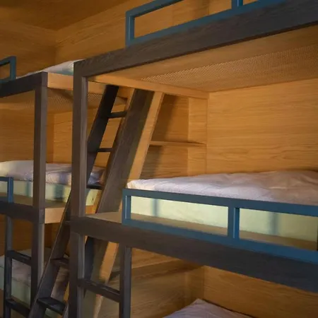 Schloss Youth بيت شباب